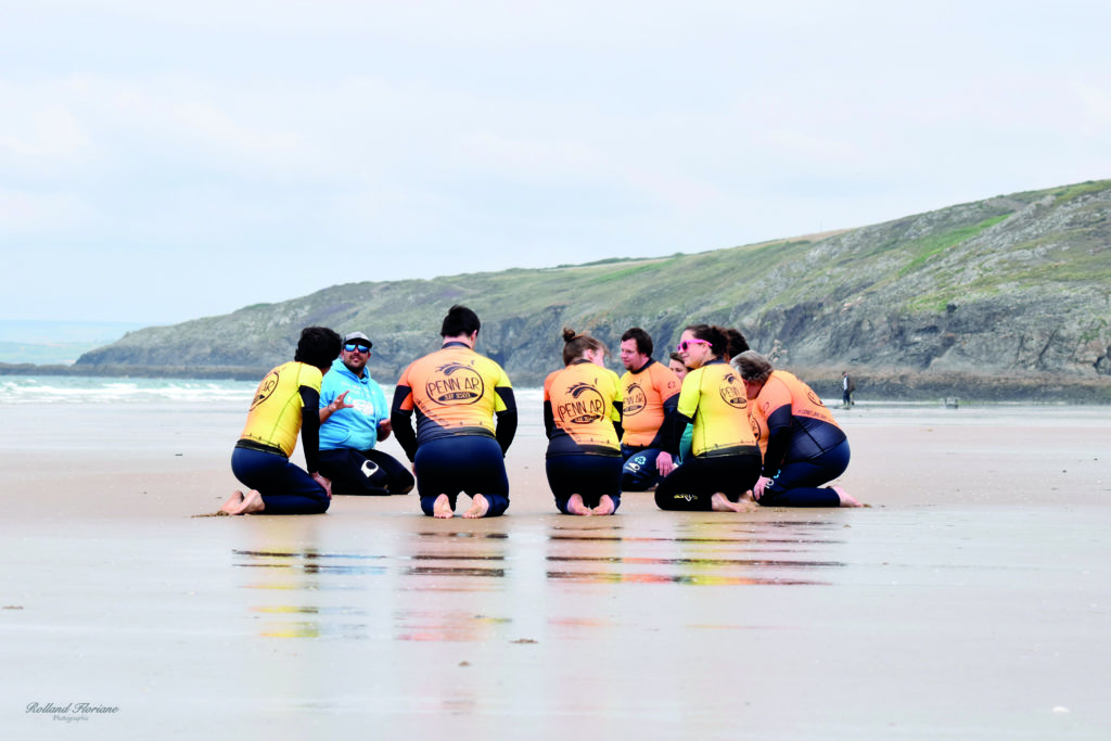 Surf thérapie. Les usagers de l’Accueil de jour de Douarnenez et les résidents du Foyer de Plomelin initiés
