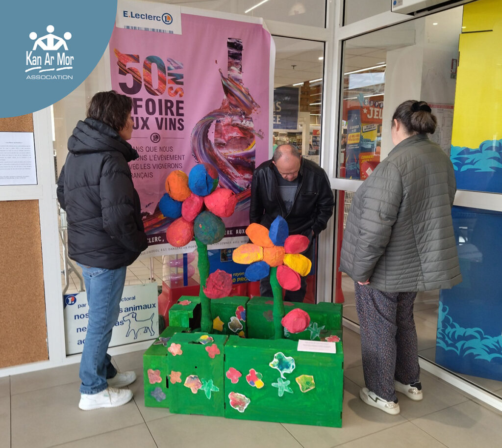 EN CE MOMENT : EXPOSITION D’UNE SCULPTURE DE FLEURS AU CENTRE LECLERC D’AUDIERNE